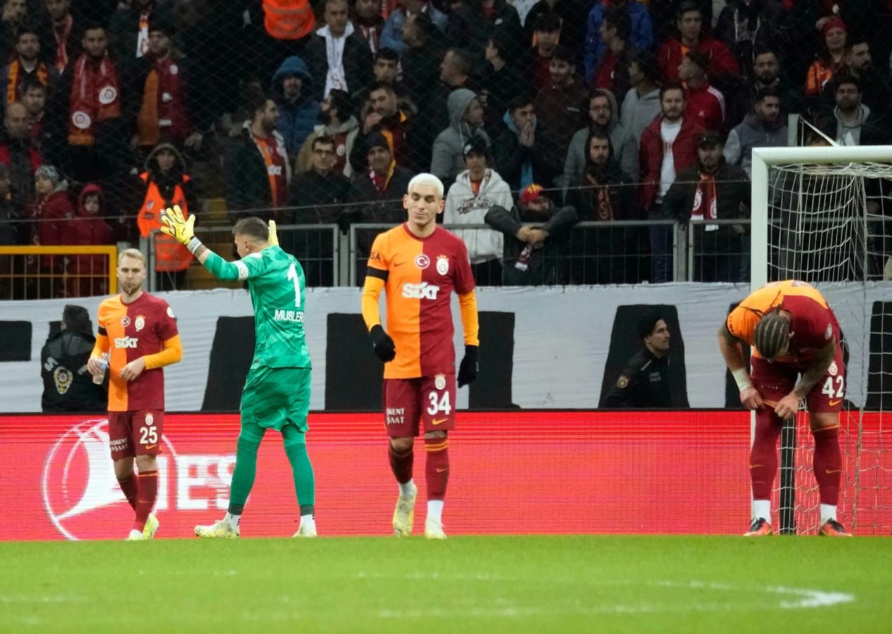 Rıdvan Dilmen olay çıkış! Bu sözler ezeli rakipleri birbirine düşürür: Galatasaray'ın oyununa baktığımız zaman 7-8 puanlık fark olması gerekiyor! 3