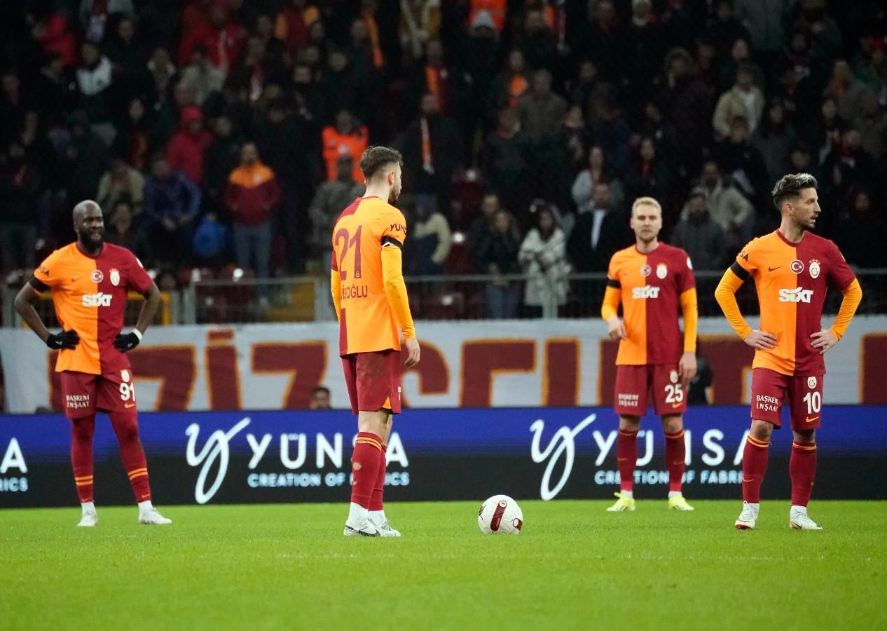Rıdvan Dilmen olay çıkış! Bu sözler ezeli rakipleri birbirine düşürür: Galatasaray'ın oyununa baktığımız zaman 7-8 puanlık fark olması gerekiyor! 4