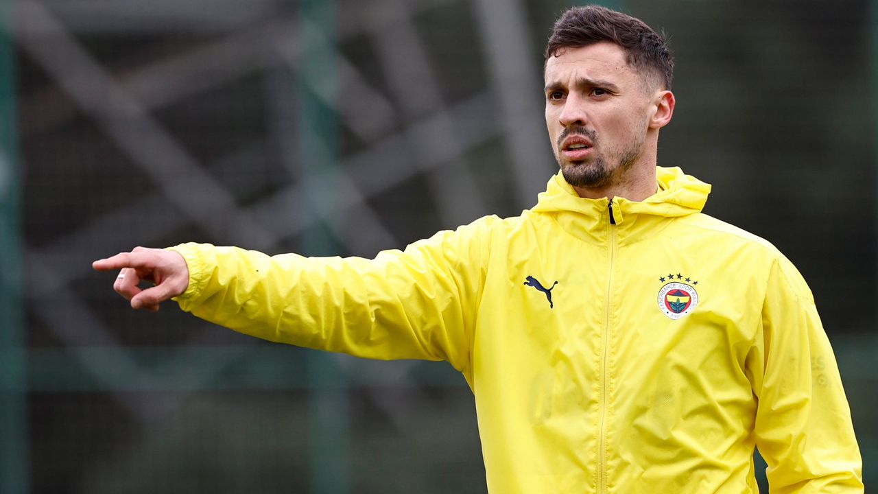 Fenerbahçe’de İsmail Yüksek gidecek, Okan Buruk’un şampiyon kadrosundaki gözbebeği gelecek! Ezeli rakibin hocasını kıskandıracak transferi resmen açıklayacaklar… 7