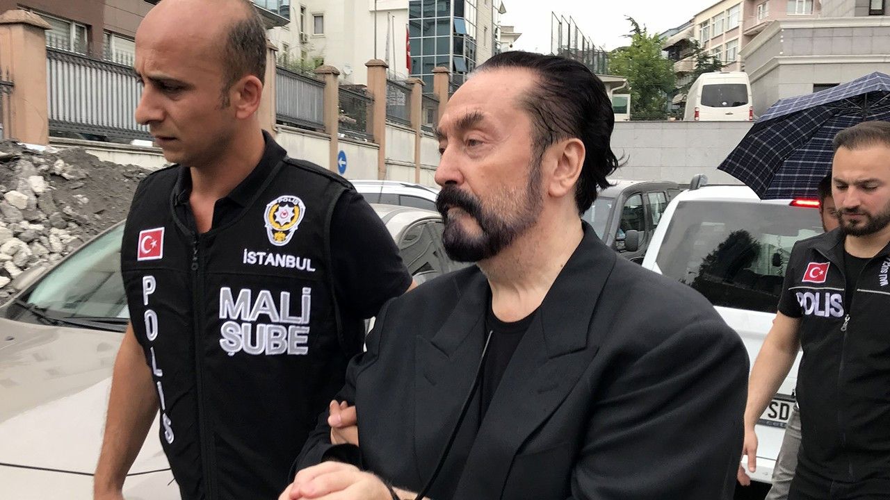 O rapor ortaya çıktı! Adnan Oktar ve örgütünü aklayan hakim ve savcılar bakın neler yapmış... 2