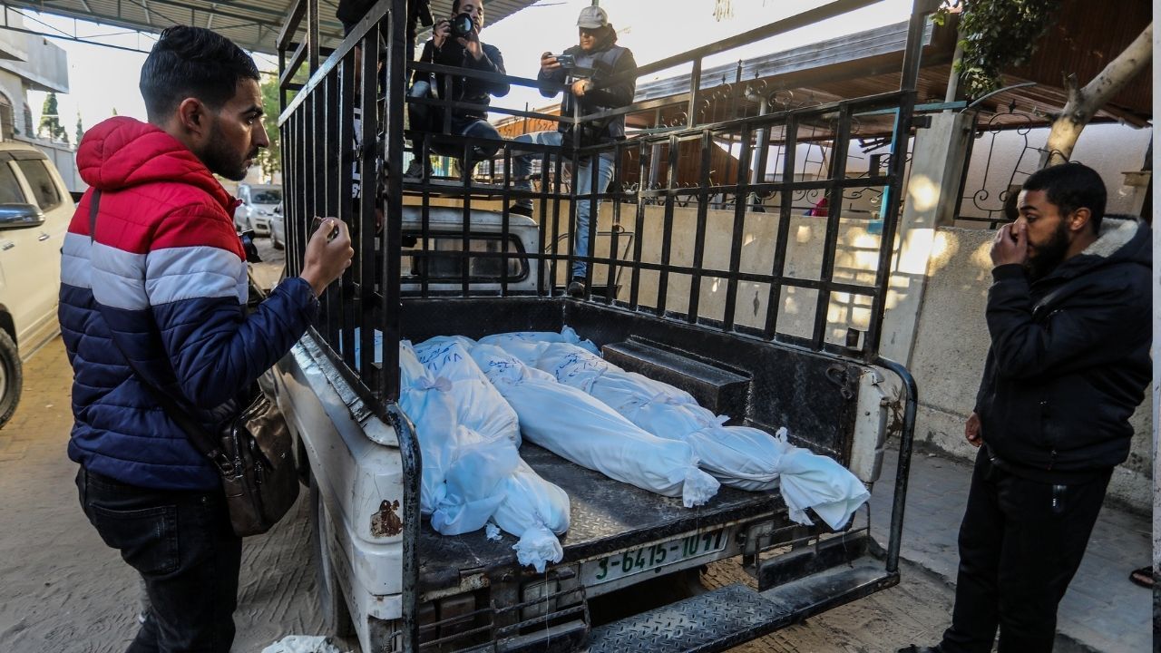 Gazze'deki Sağlık Bakanlığı: İsrail ordusunun düzenlediği saldırılarda öldürülen Filistinlilerin sayısı: 24 bin 620 10