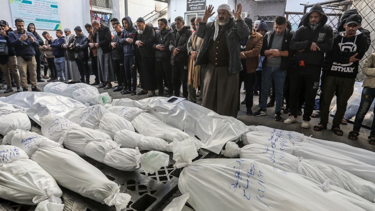 Gazze'deki Sağlık Bakanlığı: İsrail ordusunun düzenlediği saldırılarda öldürülen Filistinlilerin sayısı: 24 bin 620 6