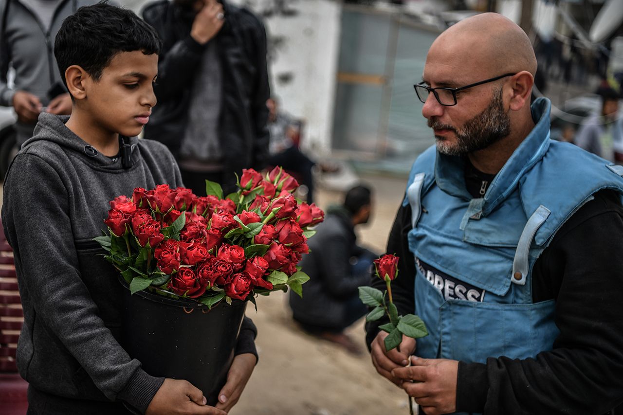 Gazzeli çocuk sattığı güllerle sürgün edilen Filistinlilerin yüzünü güldürüyor 6