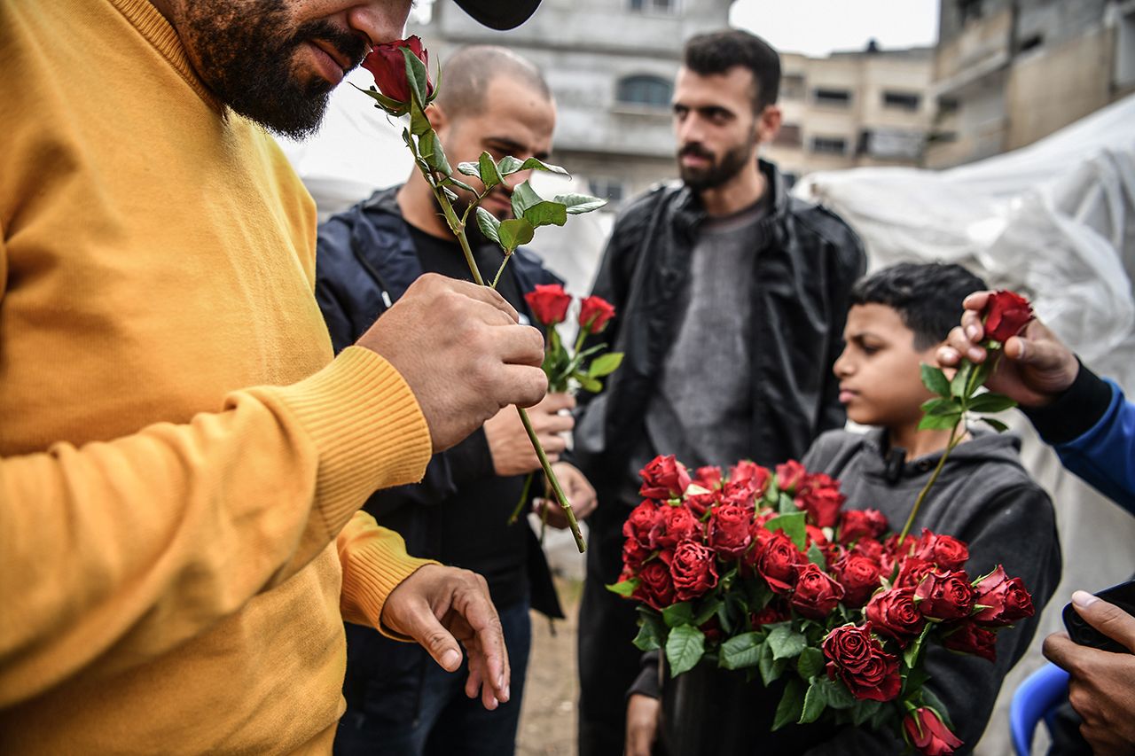 Gazzeli çocuk sattığı güllerle sürgün edilen Filistinlilerin yüzünü güldürüyor 7