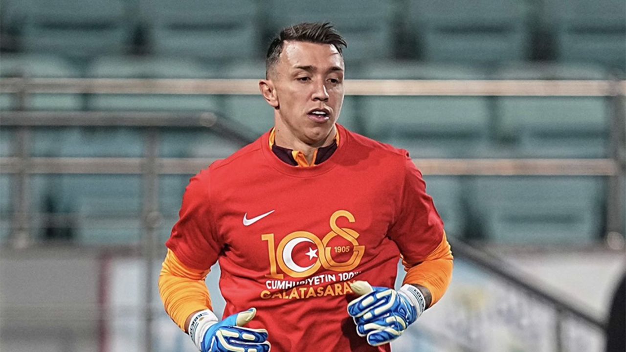 Ve Fernando Muslera için veda vakti, buraya kadar! Galatasaray taraftarını yıkan haber geldi: 13 senelik hegemonya bu sezon son buluyor! Yakın çevresine ayrılık haberini duyurdu… 9