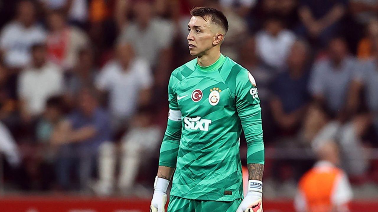 Ve Fernando Muslera için veda vakti, buraya kadar! Galatasaray taraftarını yıkan haber geldi: 13 senelik hegemonya bu sezon son buluyor! Yakın çevresine ayrılık haberini duyurdu… 8