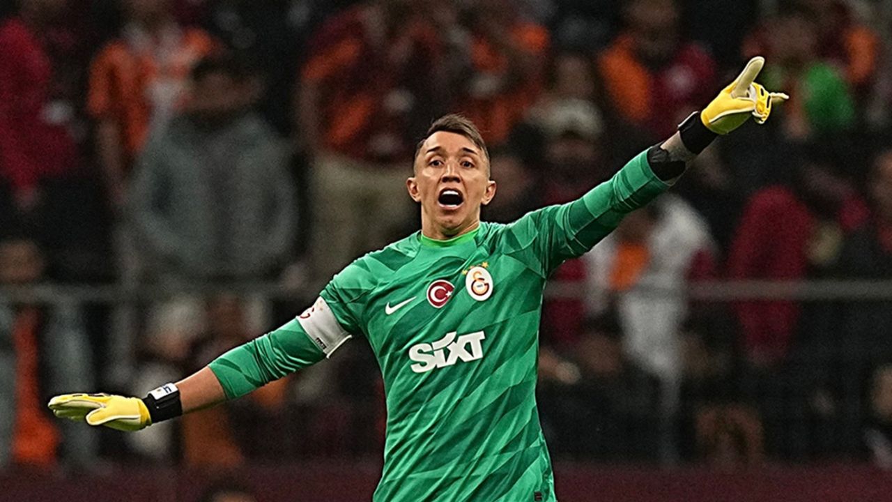 Ve Fernando Muslera için veda vakti, buraya kadar! Galatasaray taraftarını yıkan haber geldi: 13 senelik hegemonya bu sezon son buluyor! Yakın çevresine ayrılık haberini duyurdu… 7