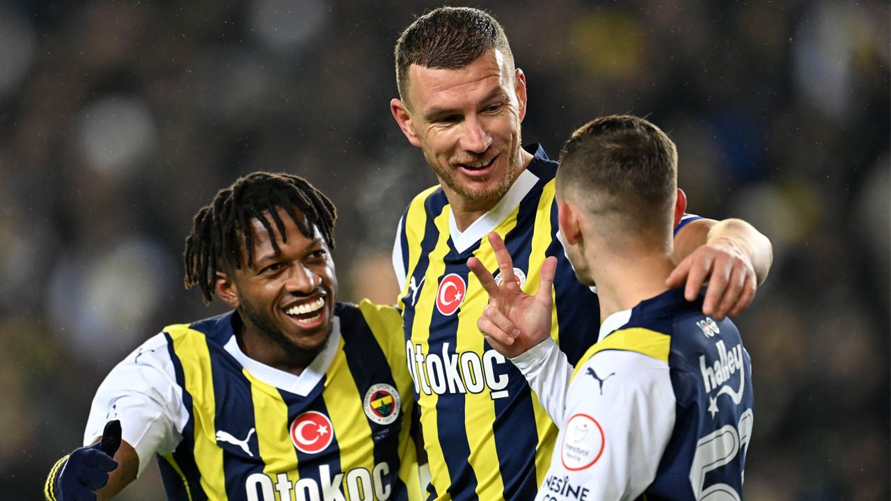 “Senin içerde 3 yediğin Trabzonspor’a Galatasaray deplasmanda 5 attı! Psikolojik üstünlük Galatasaray’ın elinde! Fenerbahçe son haftalarda şampiyonluk kaptırma tecrübesini defalarca yaşamış bir camia, acaba mı diyorsun!” 2