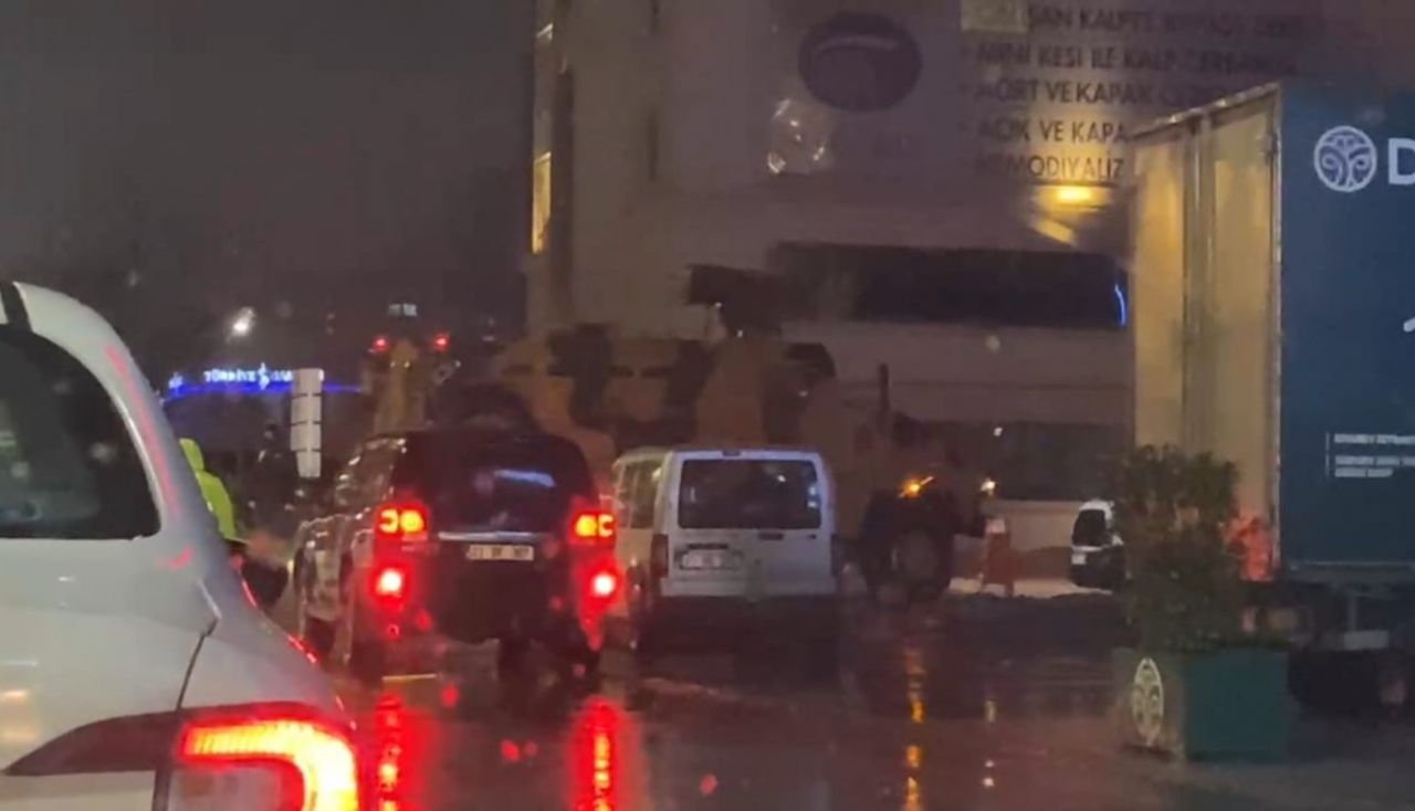 Selahattin Demirtaş hastaneye kaldırılan annesini görmek için Diyarbakır'a getirildi 1