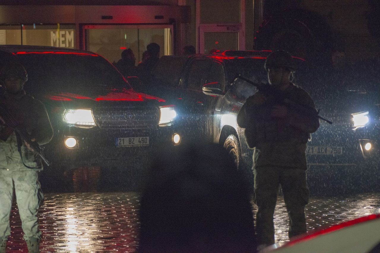 Selahattin Demirtaş hastaneye kaldırılan annesini görmek için Diyarbakır'a getirildi 6