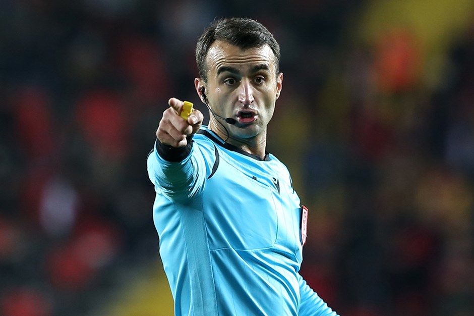 Beşiktaşlı futbolcunun hakem Atilla Karaoğlan’a yaptığı hareket sosyal medyayı ayağa kaldırdı! Hakem yorumcuları da şok oldu: “Okşanmalarının devamını dilerim” 2