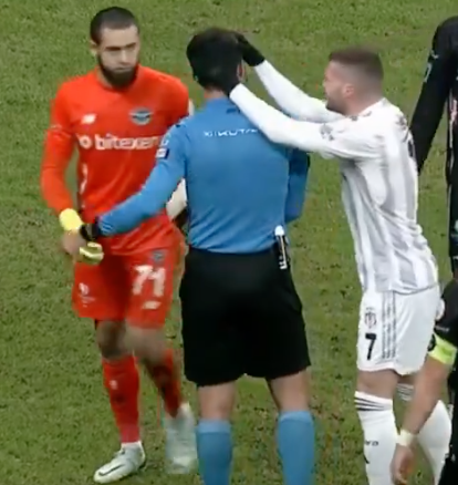Beşiktaşlı futbolcunun hakem Atilla Karaoğlan’a yaptığı hareket sosyal medyayı ayağa kaldırdı! Hakem yorumcuları da şok oldu: “Okşanmalarının devamını dilerim” 3