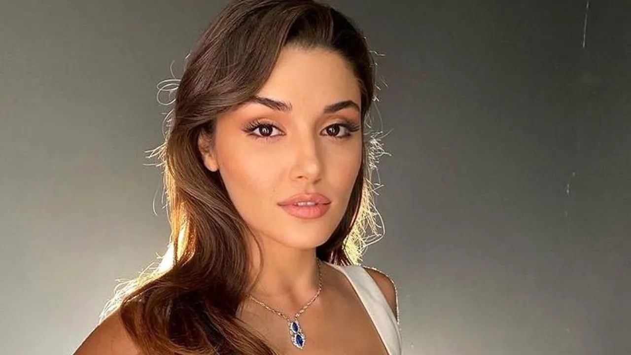 Kızıl saç paylaşımlarına yorum yağan Hande Erçel'den yeni saç rengi paylaşımı geldi! "Görenler eski haline dönmüş" dedi... 3