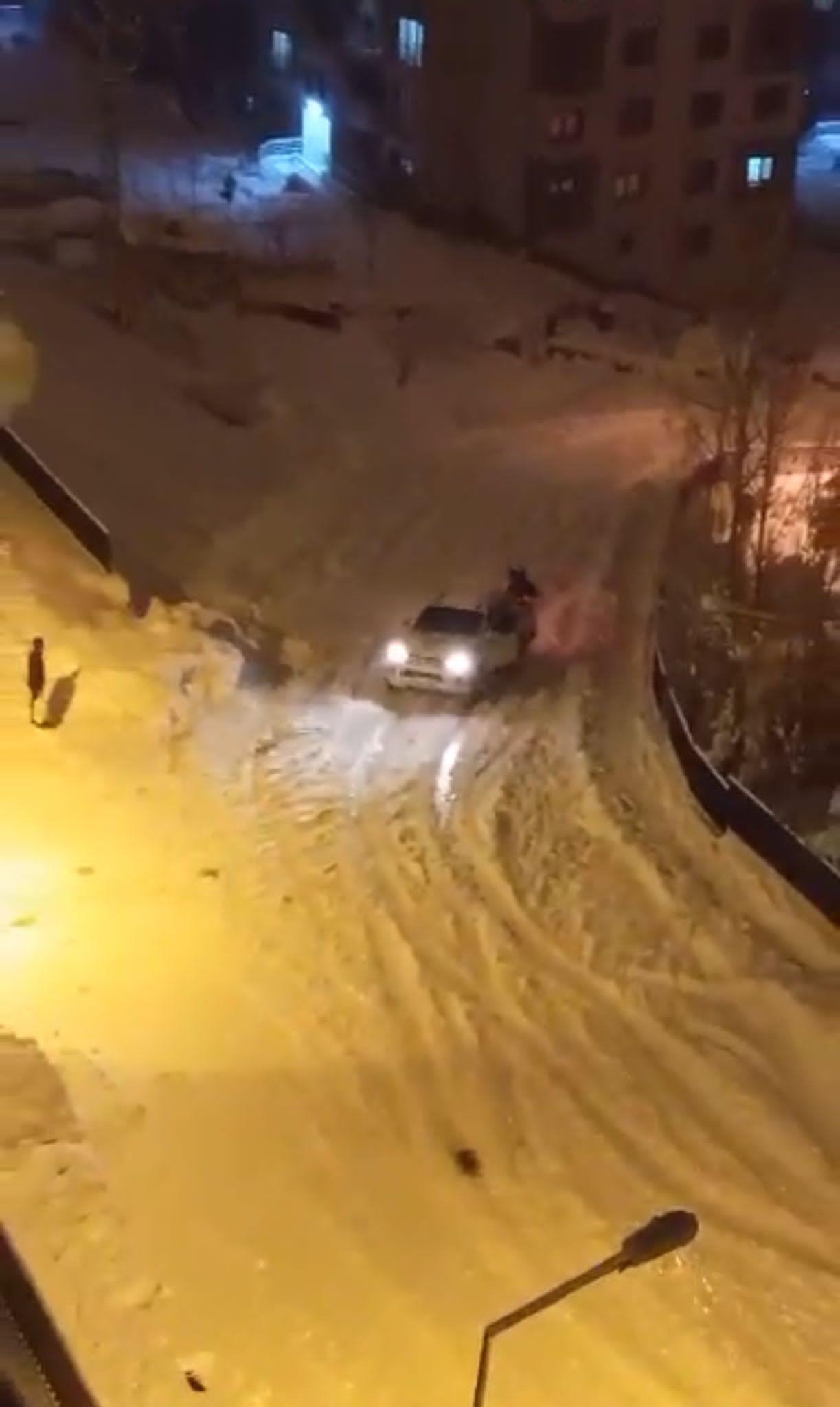 Yol buz pistine döndü kamyonetin altında kalıyordu! İşte o anlar! 1