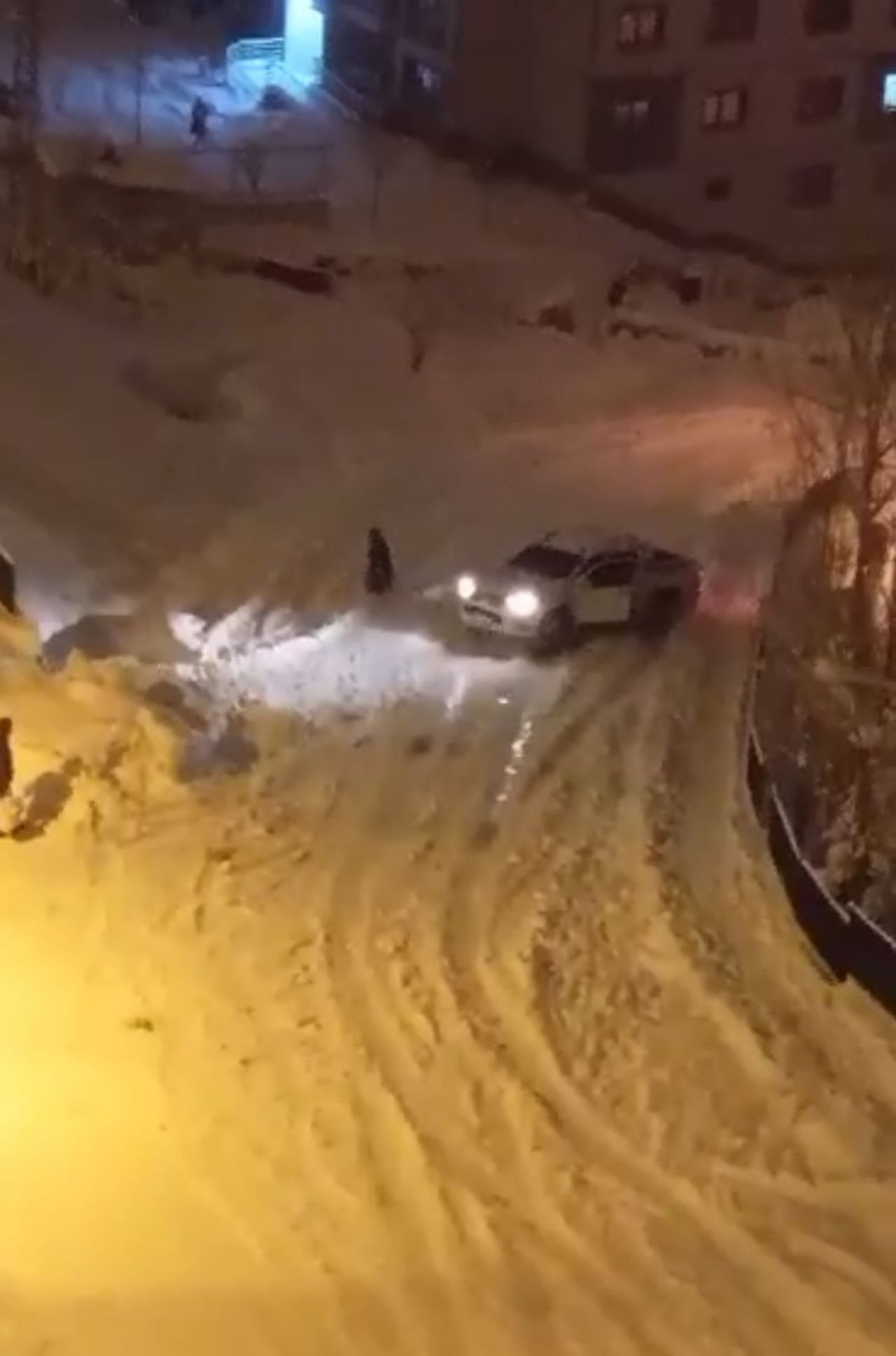 Yol buz pistine döndü kamyonetin altında kalıyordu! İşte o anlar! 2