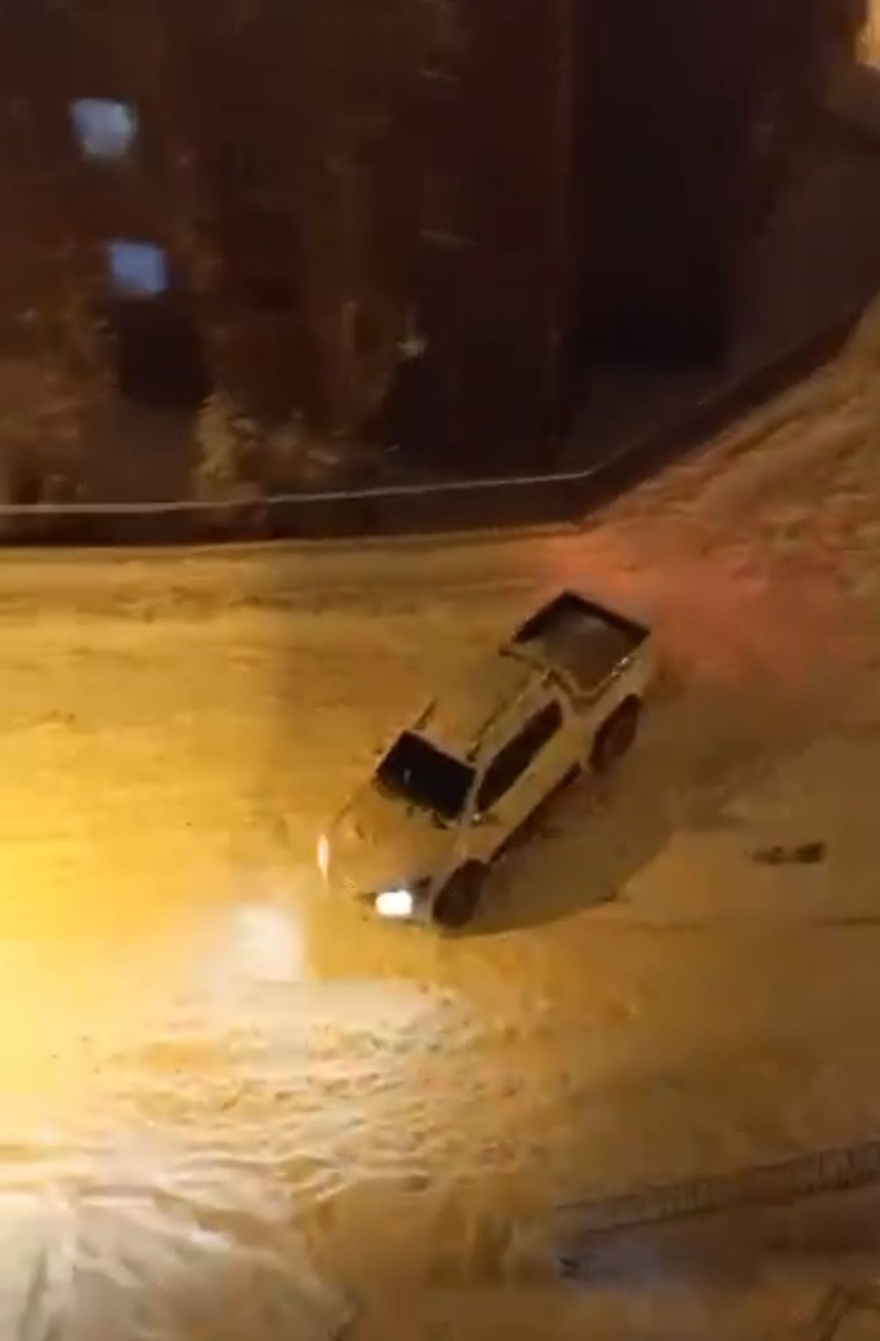 Yol buz pistine döndü kamyonetin altında kalıyordu! İşte o anlar! 3
