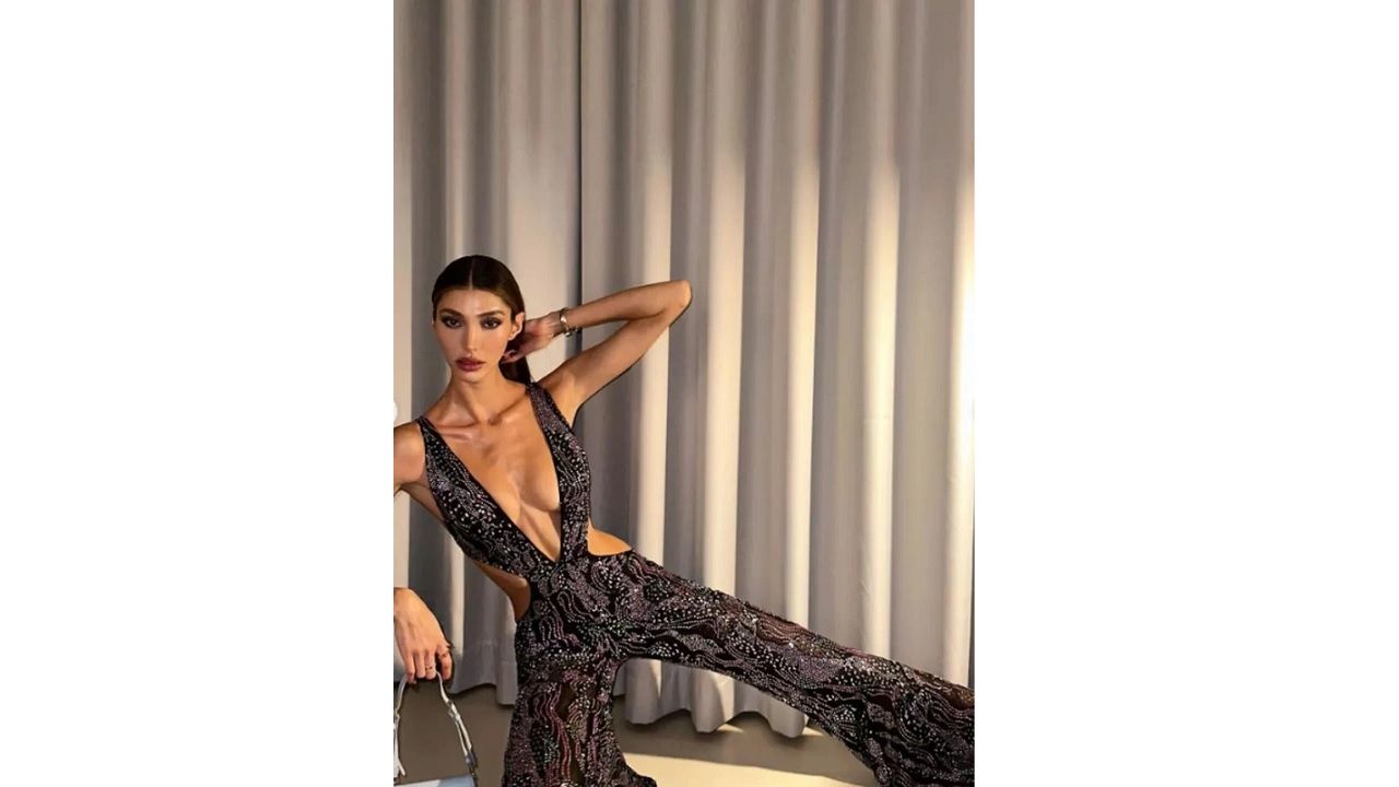 Bakan bir daha bakıyor! Ünlü model derin dekoltesi ile göz doldurdu! 3