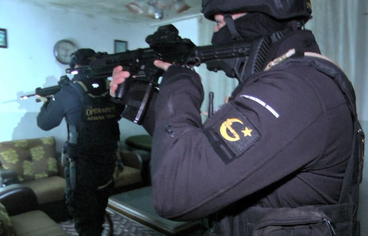 INTERPOL tarafından kırmızı bültenle aranan DEAŞ üyeleri Adana’da yakalandı 5