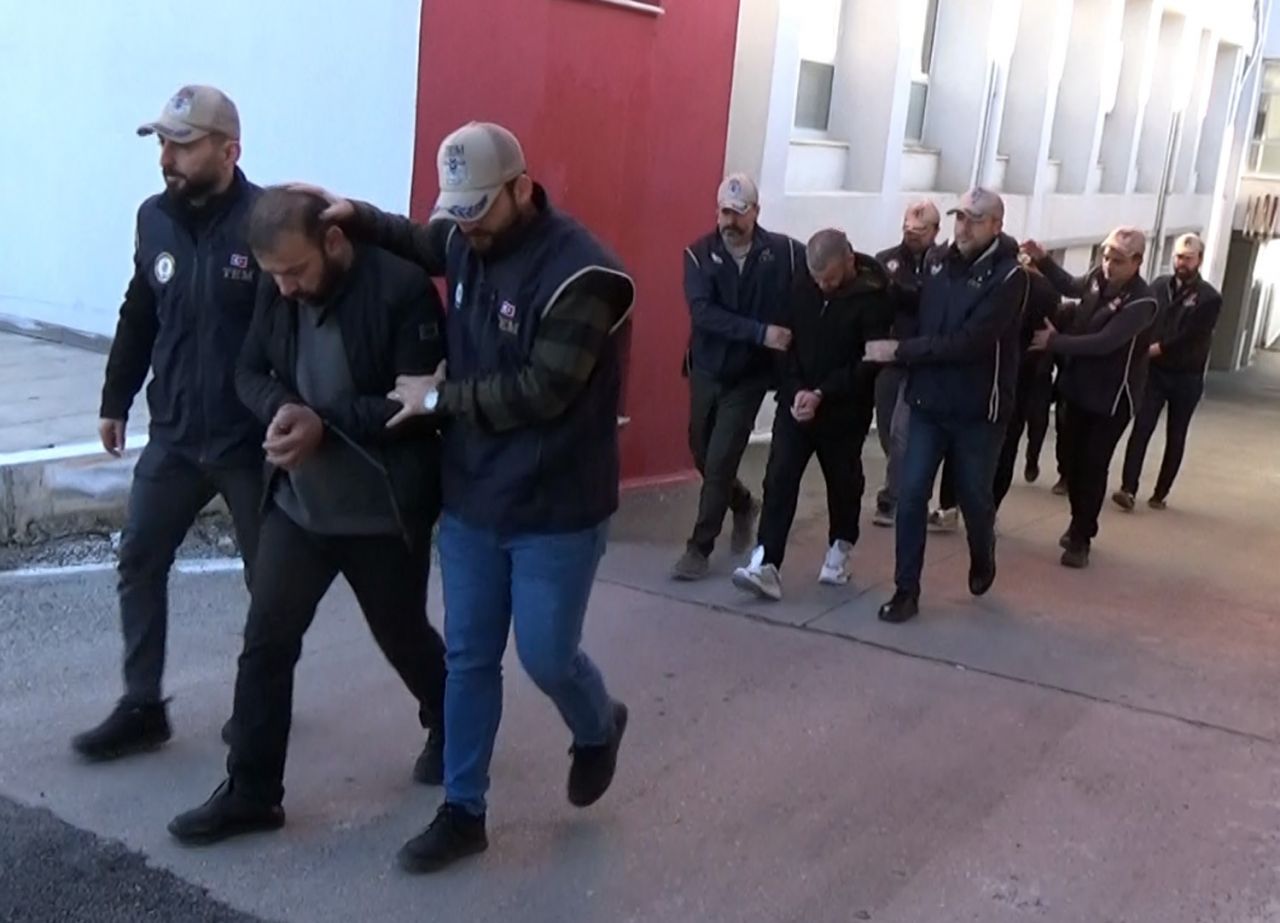 INTERPOL tarafından kırmızı bültenle aranan DEAŞ üyeleri Adana’da yakalandı 2