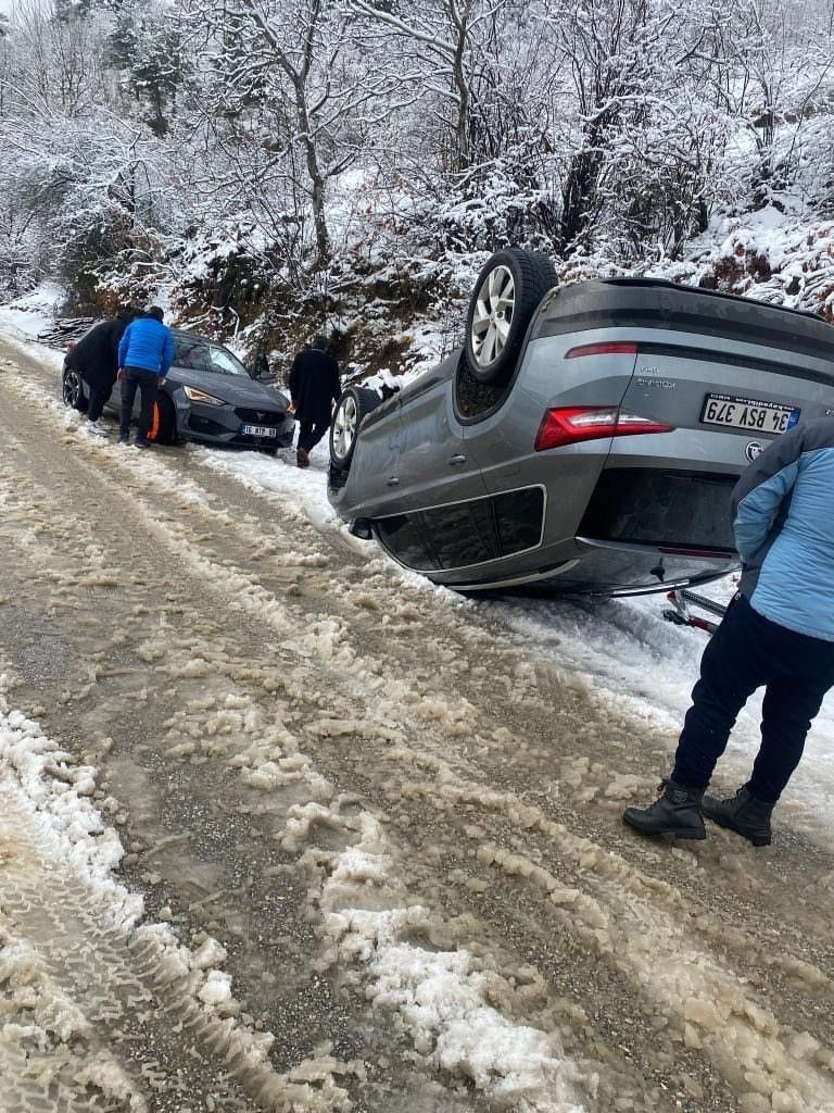 Uludağ'da yollar çarpışan araba pistine döndü! Kaza yapanlar, yolda kalanlar... 4