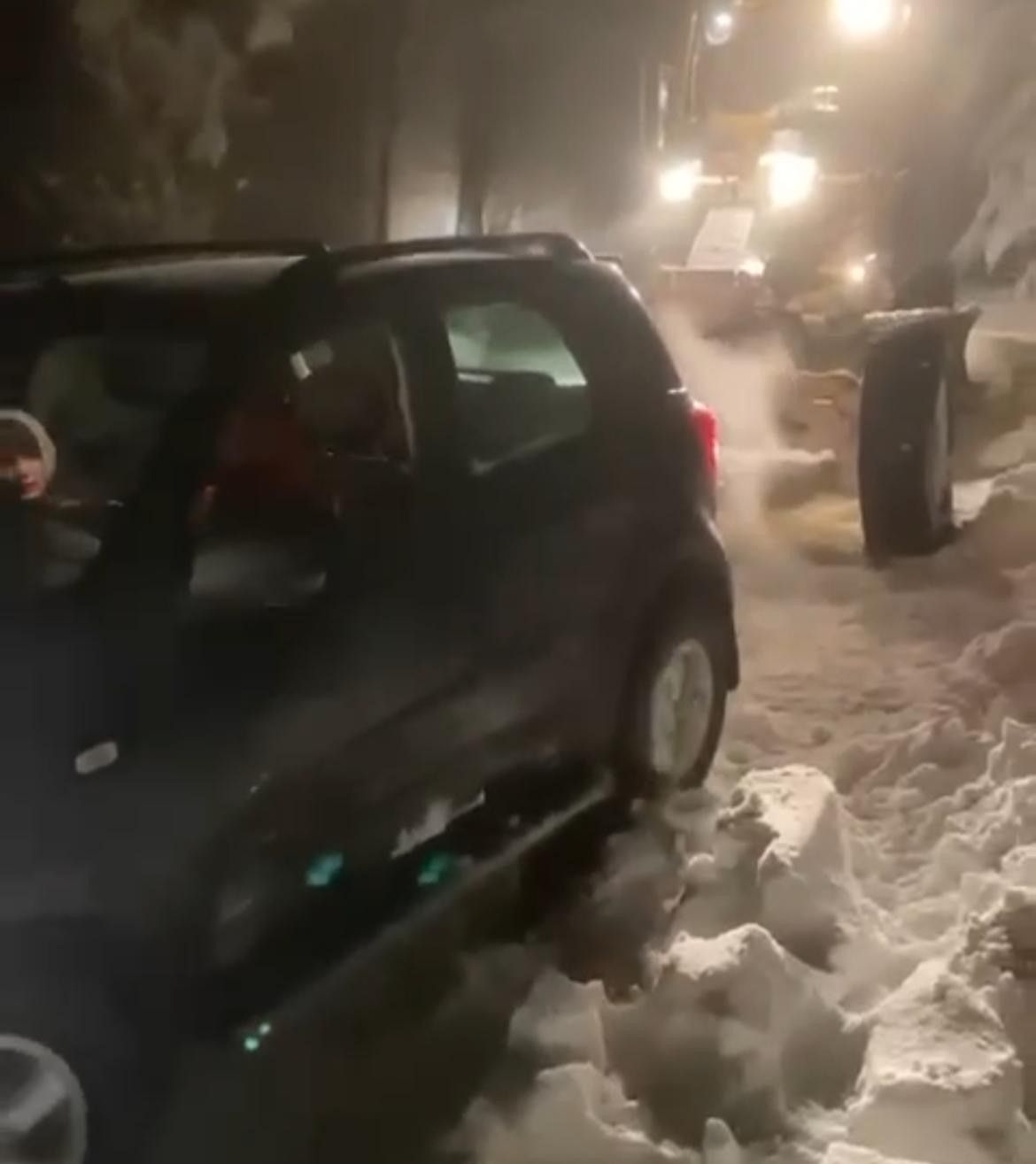 Uludağ'da yollar çarpışan araba pistine döndü! Kaza yapanlar, yolda kalanlar... 3