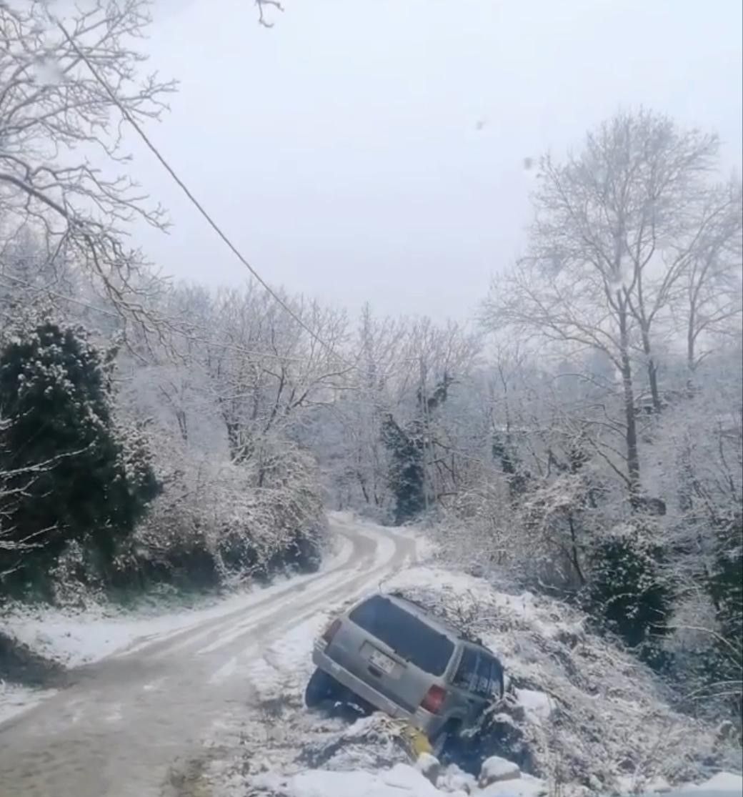 Uludağ'da yollar çarpışan araba pistine döndü! Kaza yapanlar, yolda kalanlar... 2
