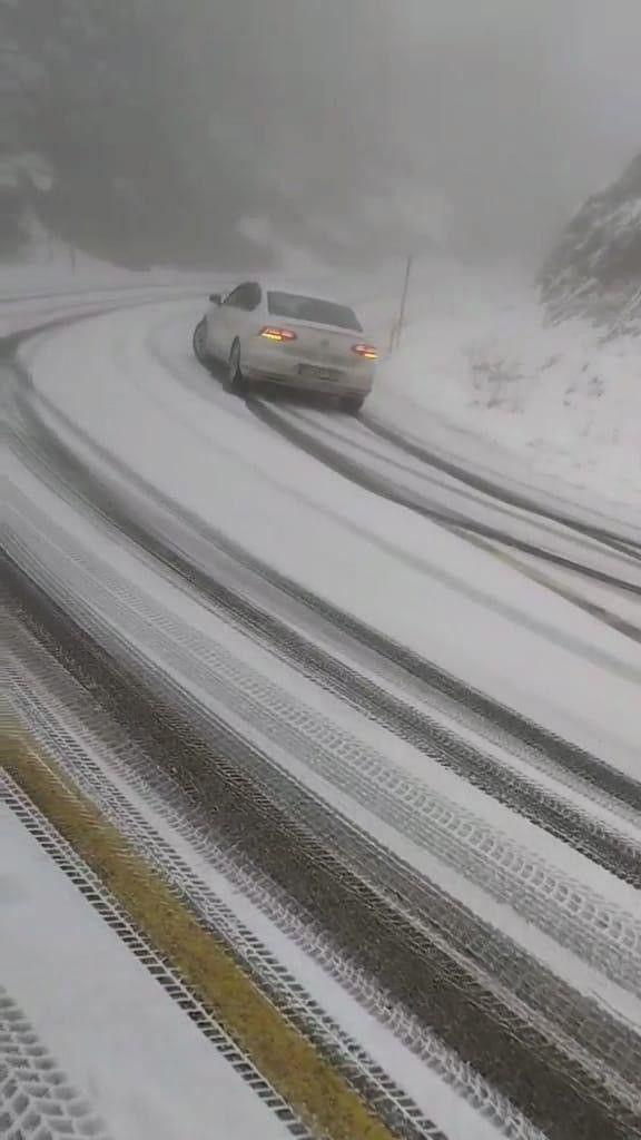 Uludağ'da yollar çarpışan araba pistine döndü! Kaza yapanlar, yolda kalanlar... 1