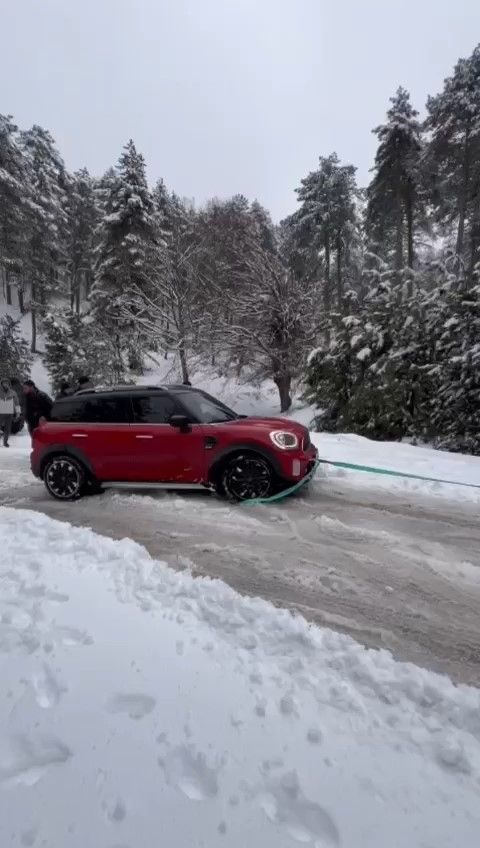 Uludağ'da yollar çarpışan araba pistine döndü! Kaza yapanlar, yolda kalanlar... 8