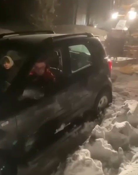 Uludağ'da yollar çarpışan araba pistine döndü! Kaza yapanlar, yolda kalanlar... 7