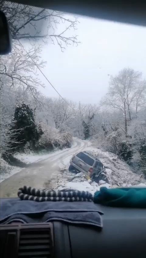 Uludağ'da yollar çarpışan araba pistine döndü! Kaza yapanlar, yolda kalanlar... 6