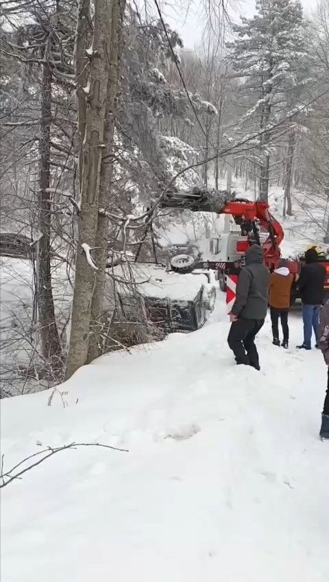 Uludağ'da yollar çarpışan araba pistine döndü! Kaza yapanlar, yolda kalanlar... 5