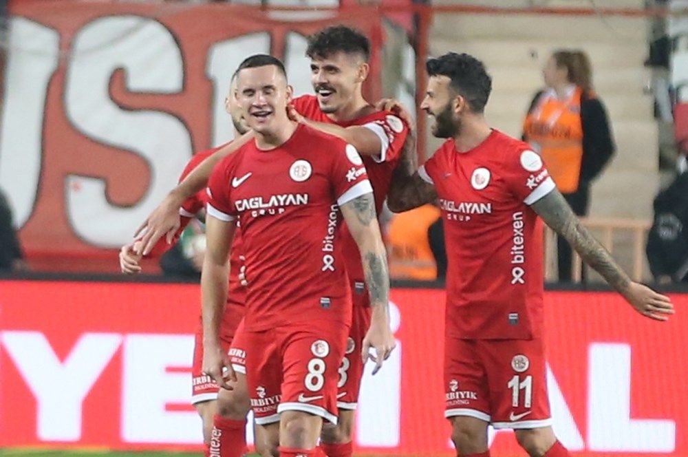 Ali Koç ve İsmail Kartal takımı uçurdu, rakiplerini ikiye katladı! 2023 yılının en iyi kulüpleri açıklandı: Fenerbahçe’den Galatasaray ve Beşiktaş’a büyük fark… 4
