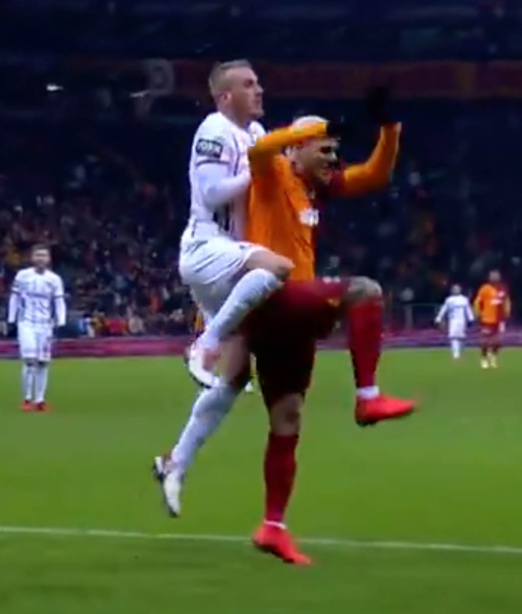 Sosyal medyayı kasıp kavuran pozisyon hakkında eski hakem net konuştu: "Mauro Icardi'ye yapılan hareket net bir penaltı! Galatasaray'ın penaltısı verilmedi" 7