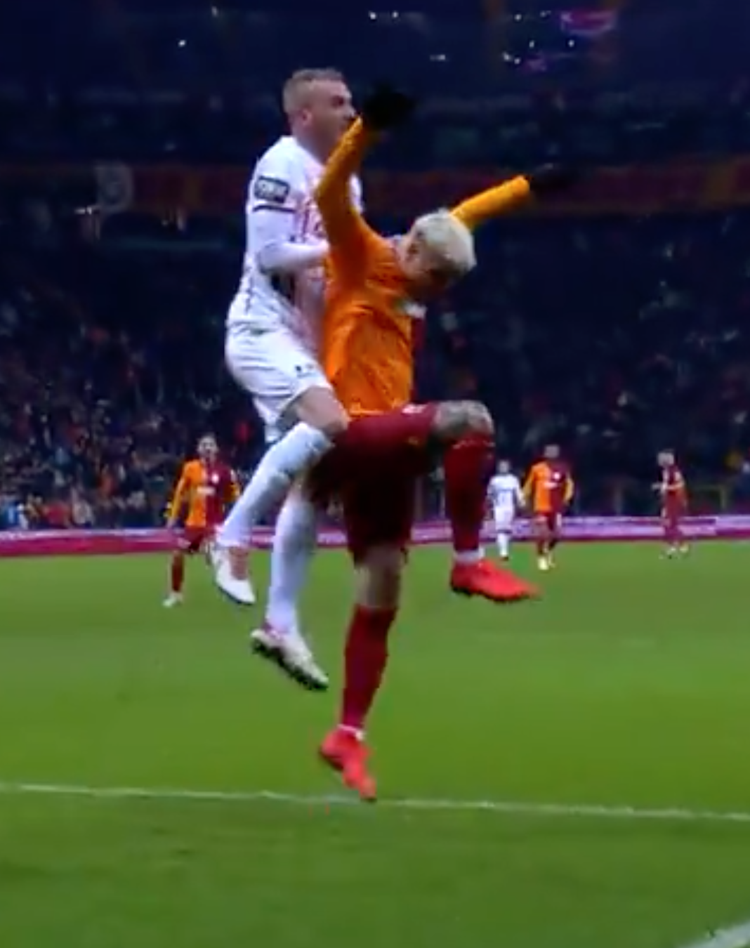Sosyal medyayı kasıp kavuran pozisyon hakkında eski hakem net konuştu: "Mauro Icardi'ye yapılan hareket net bir penaltı! Galatasaray'ın penaltısı verilmedi" 8