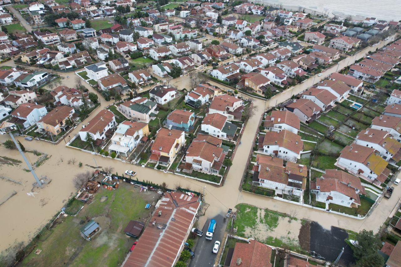 Silivri'de halk İSKİ mağduru! Projeyi iptal ettiler: 20 dakika yağmur yağdı bölge göle döndü! 1