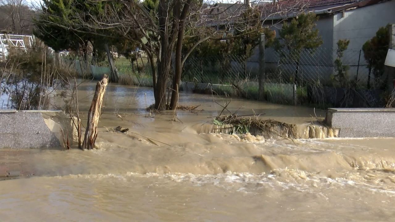 Silivri'de halk İSKİ mağduru! Projeyi iptal ettiler: 20 dakika yağmur yağdı bölge göle döndü! 6