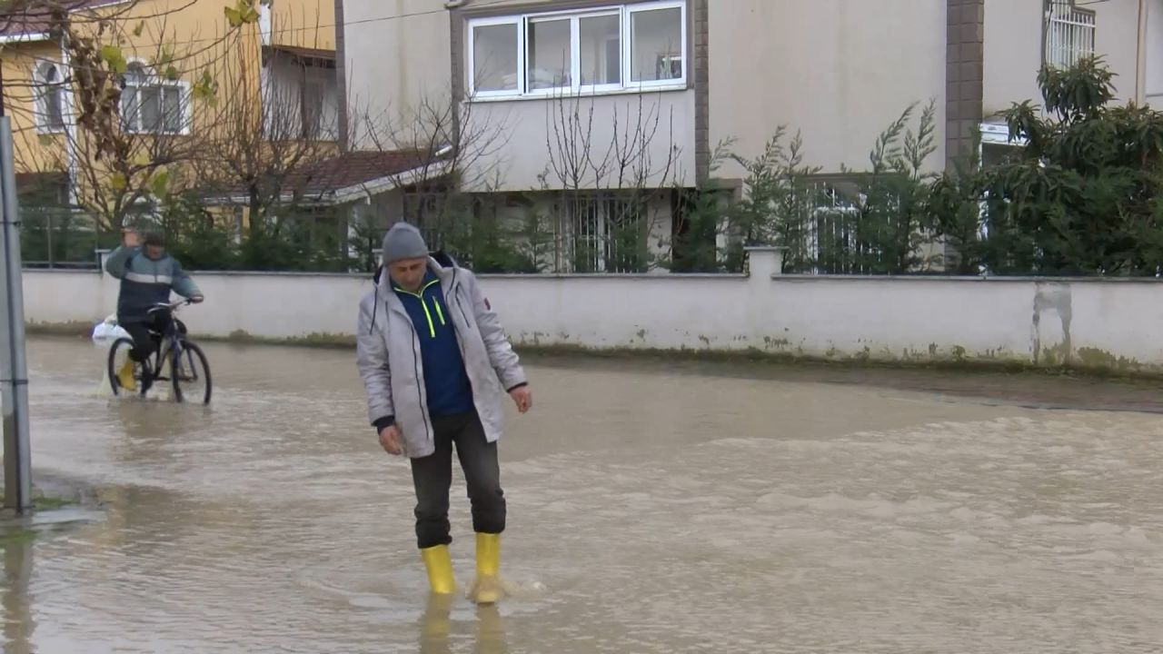 Silivri'de halk İSKİ mağduru! Projeyi iptal ettiler: 20 dakika yağmur yağdı bölge göle döndü! 2