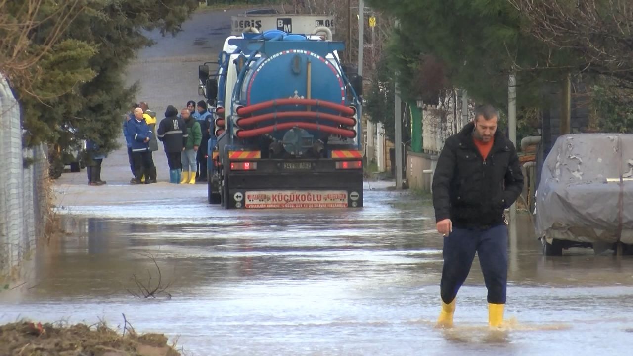 Silivri'de halk İSKİ mağduru! Projeyi iptal ettiler: 20 dakika yağmur yağdı bölge göle döndü! 5