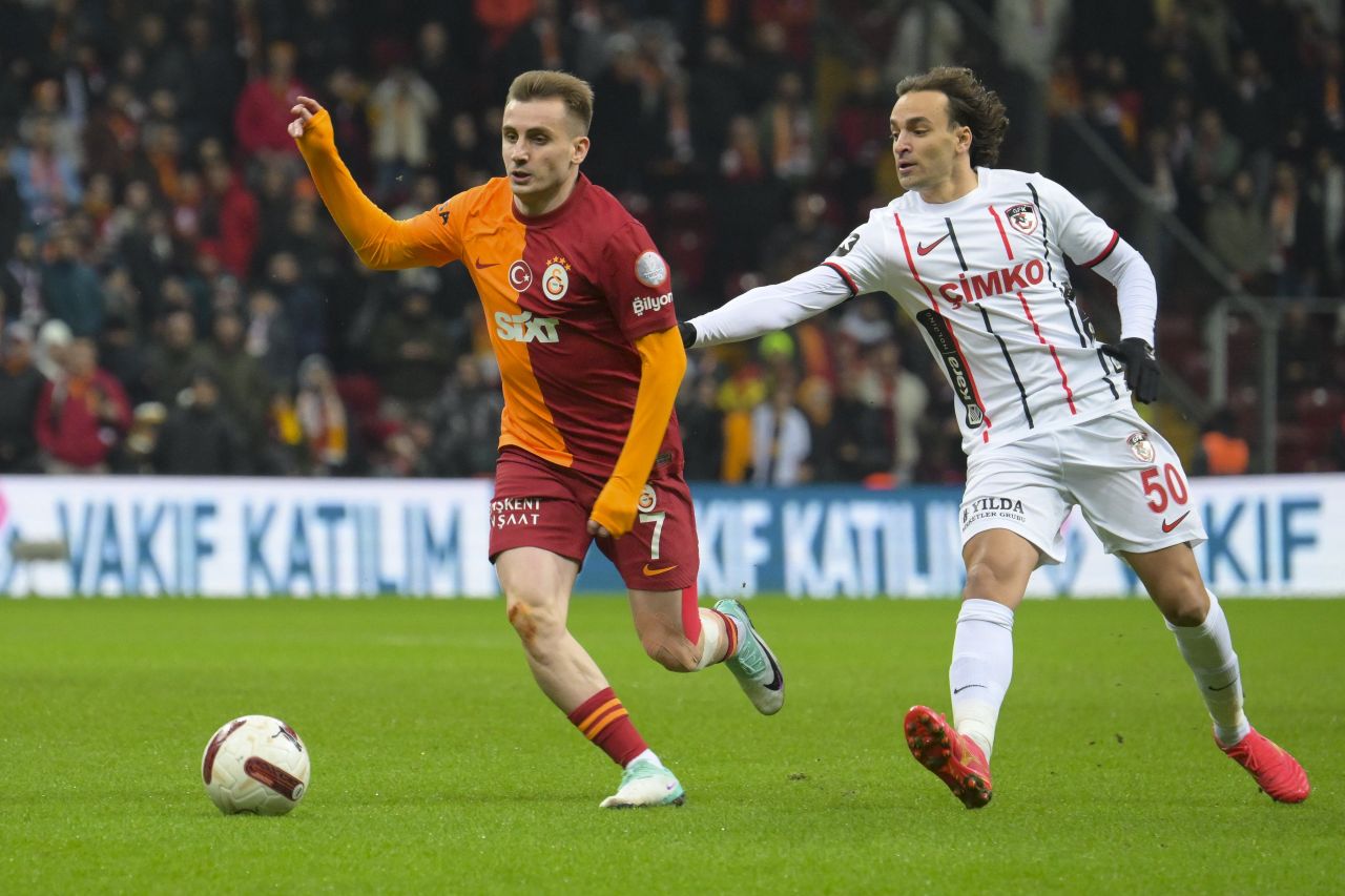 Canlı yayında çıldırdı: “Kerem Aktürkoğlu’nu da ıslıklamayın bir zahmet! Çuval gibi düşen ile 3.5 milyon alıp yatanı ıslıklamıyorsunuz sırf yabancı diye! 15 milyon euroluk Cengiz Ünder iki gol atınca tura çıkıyor millet&quot 1