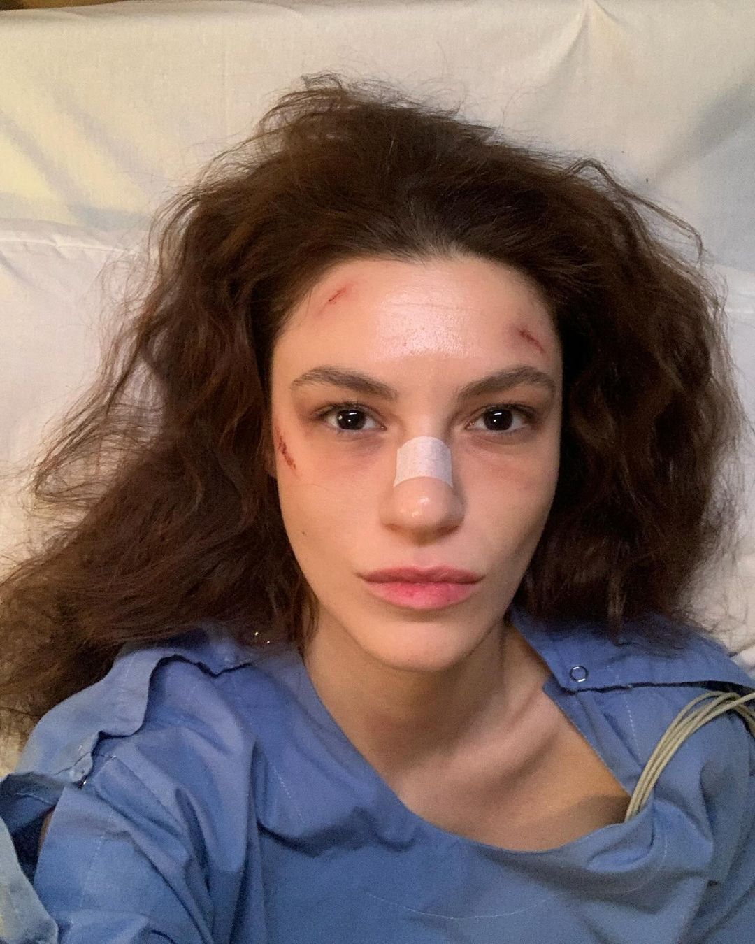 Kıvanç Tatlıtuğ, Serenay Sarıkaya ve Yüsra Geyik'ten Aile dizisine veda paylaşımı 6