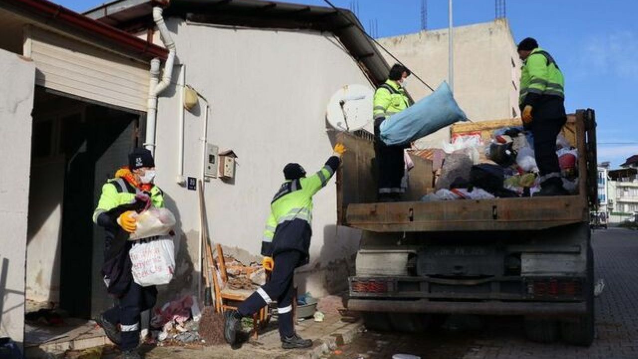 Aydın Nazilli'de 4 kez temizlenen şahsın evinden 3 kamyon daha çöp çıktı... 4