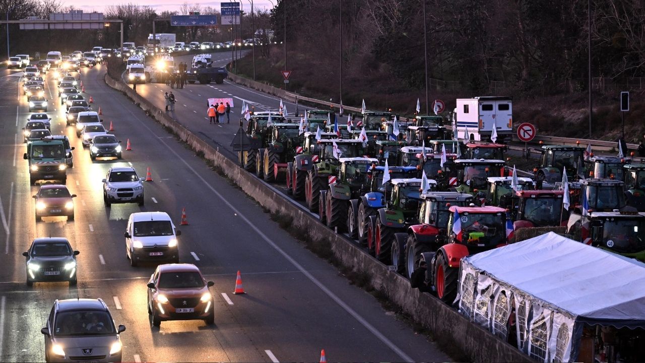 Fransa'da çiftçiler traktörleriyle eylemlerini sürdürüyor 2