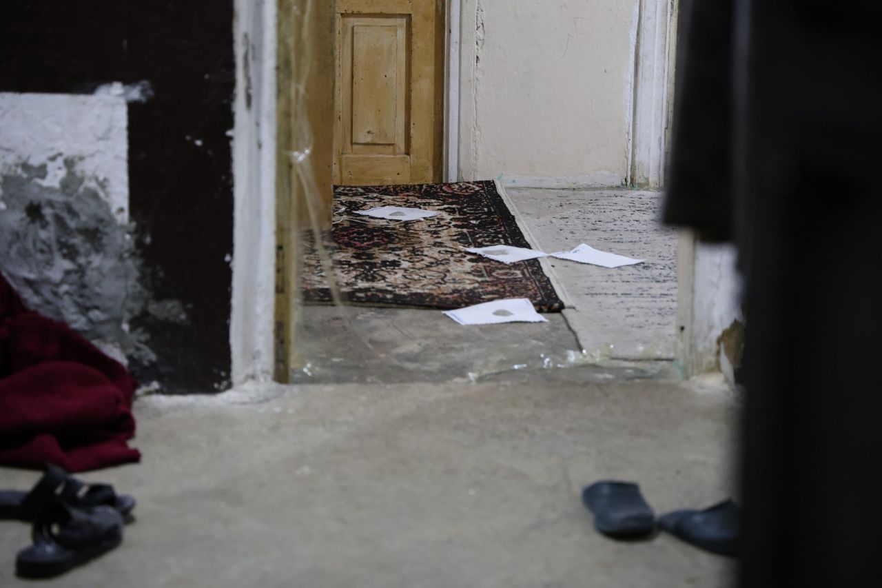 Böcek ilacı döküp kapıyı pencereyi bantladı: Üst kattakiler zehirlendi, 7 yaşındaki çocuk hayatını kaybetti 3