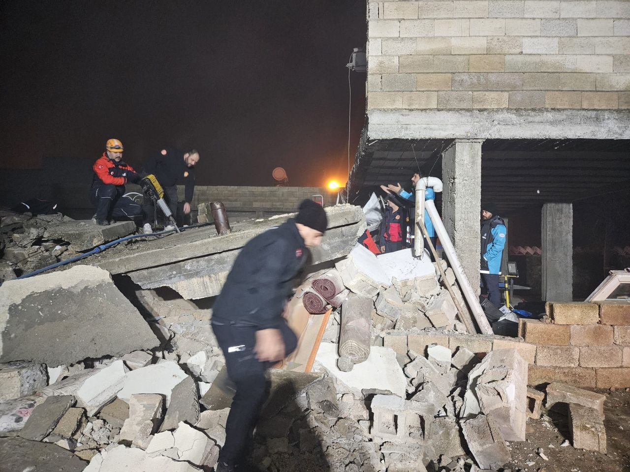 Şanlıurfa'da orta hasarlı olarak belirlenip mühürlenen ev çöktü: 2 ölü, 8 yaralı 2