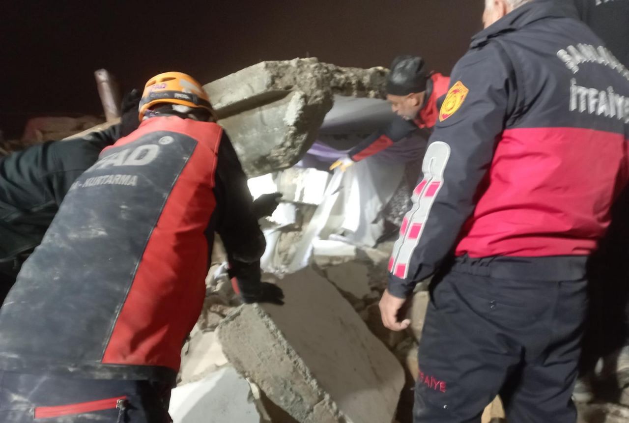 Şanlıurfa'da orta hasarlı olarak belirlenip mühürlenen ev çöktü: 2 ölü, 8 yaralı 5