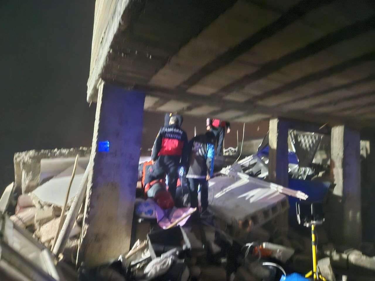Şanlıurfa'da orta hasarlı olarak belirlenip mühürlenen ev çöktü: 2 ölü, 8 yaralı 1