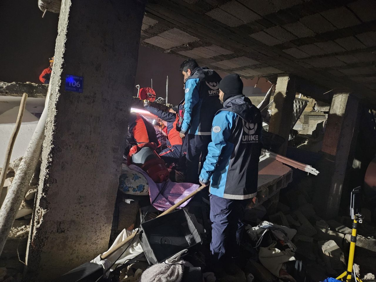Şanlıurfa'da orta hasarlı olarak belirlenip mühürlenen ev çöktü: 2 ölü, 8 yaralı 3