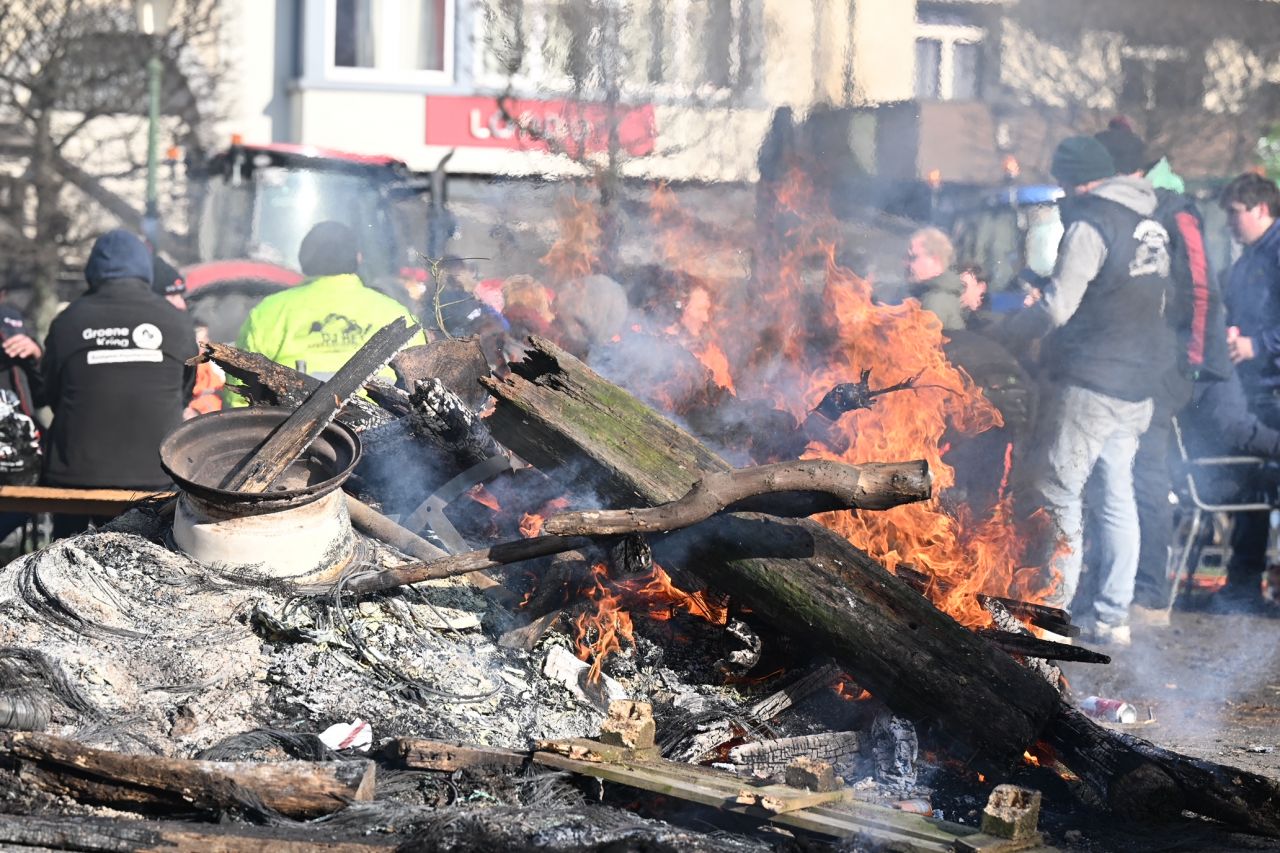 Belçika savaş alanı! Protestolar şiddetleniyor: Çiftçiler Avrupa Parlamentosu'nu ablukaya aldı 1