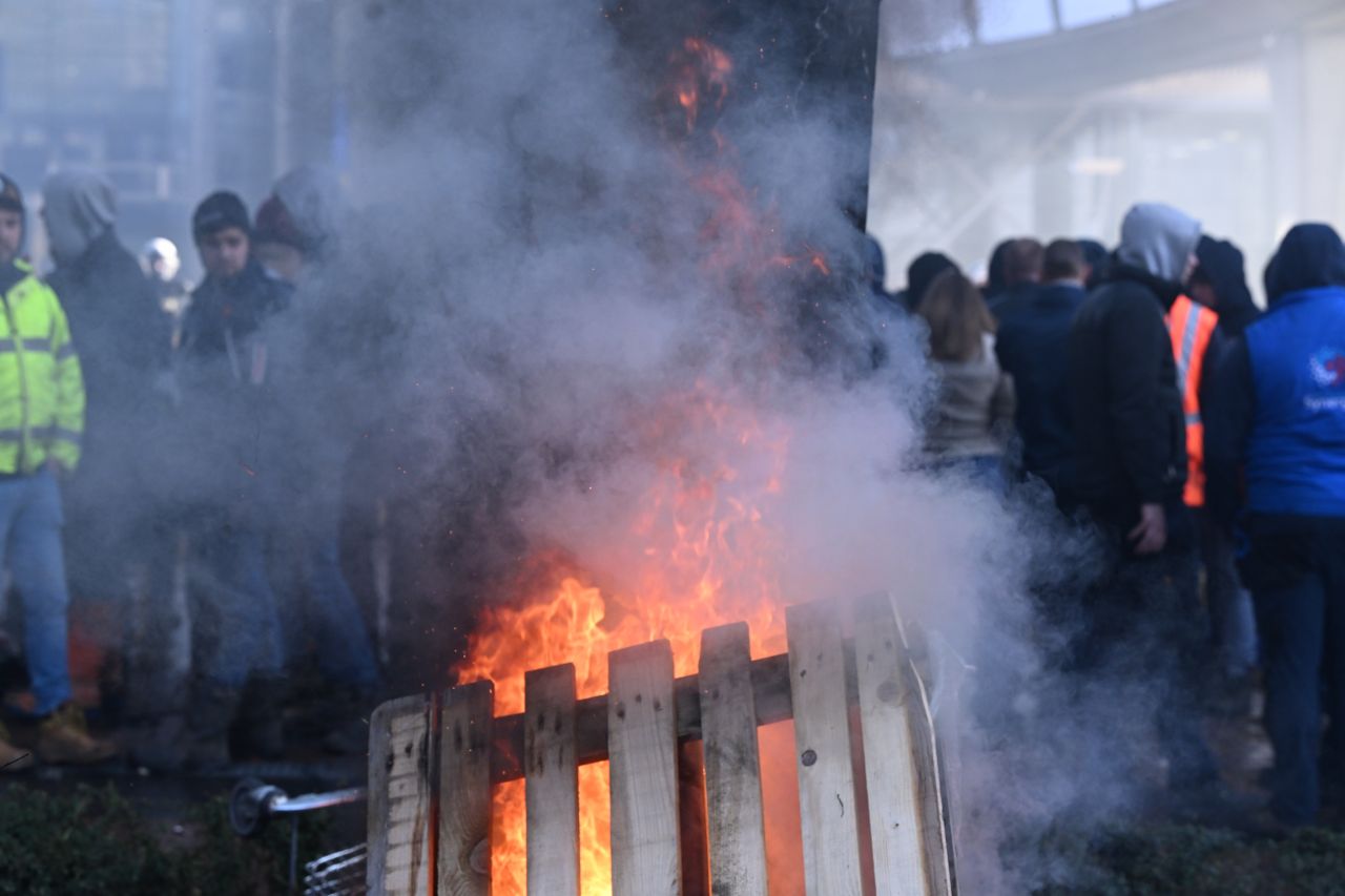 Belçika savaş alanı! Protestolar şiddetleniyor: Çiftçiler Avrupa Parlamentosu'nu ablukaya aldı 2