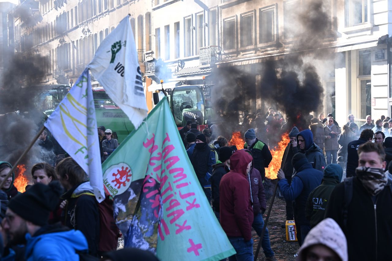 Belçika savaş alanı! Protestolar şiddetleniyor: Çiftçiler Avrupa Parlamentosu'nu ablukaya aldı 4